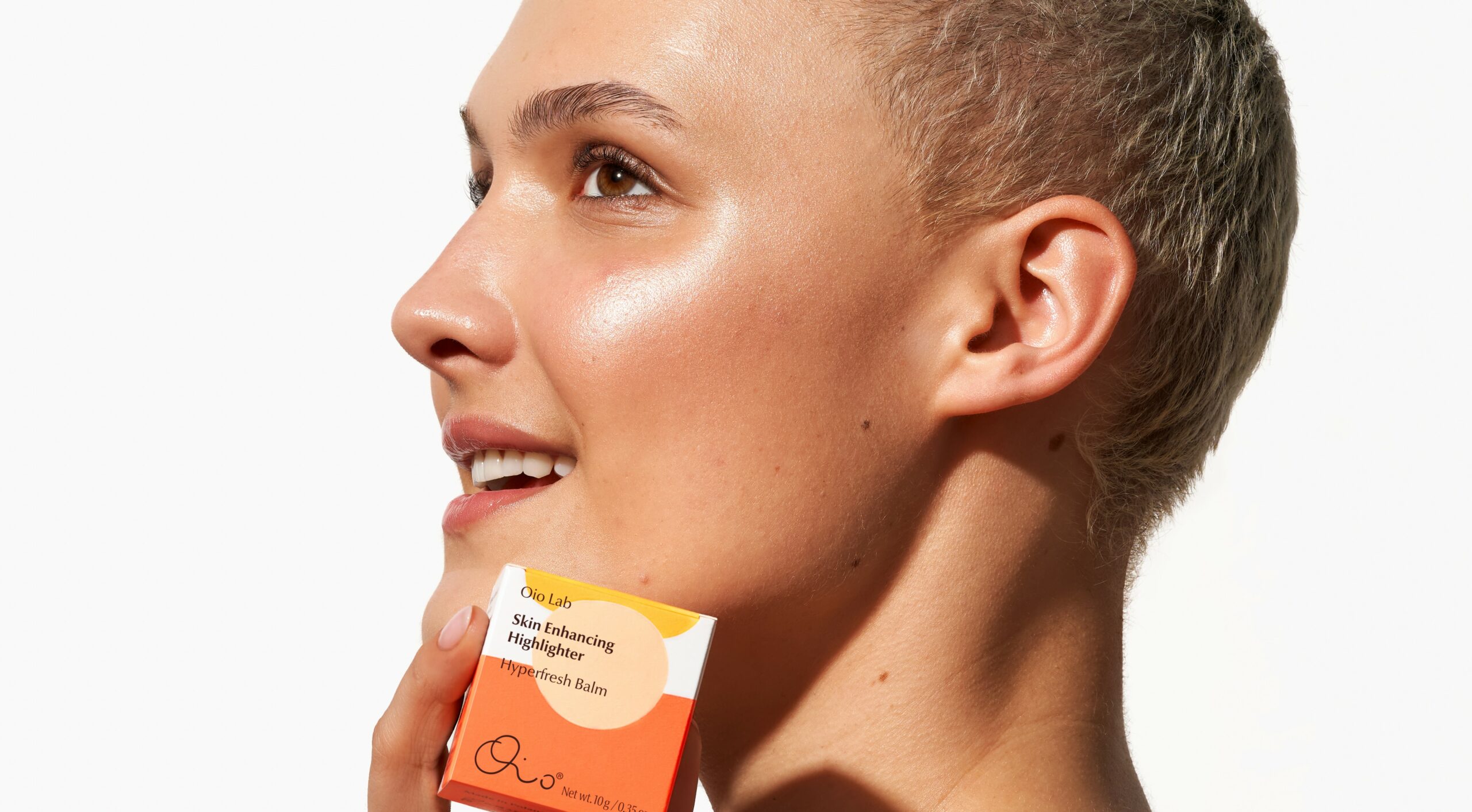 Jak używać rozświetlacza w kremie, żeby uzyskać naturalny efekt glow?