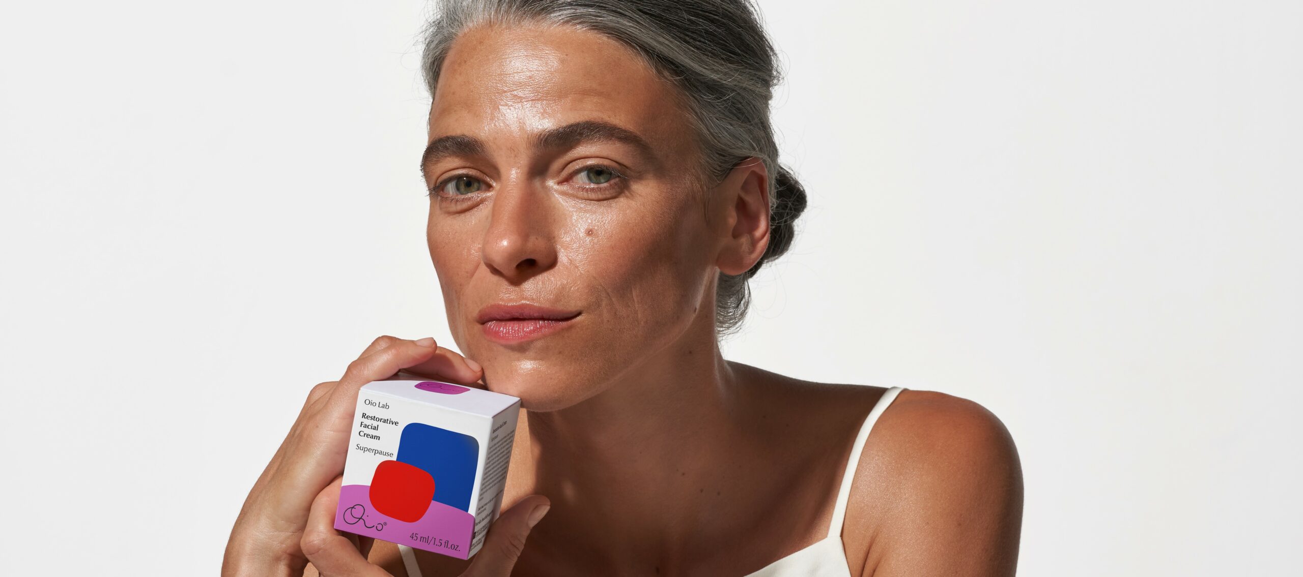 Skóra w okresie zmian hormonalnych – jak zmieniają się jej potrzeby i jak dostosować pielęgnację?